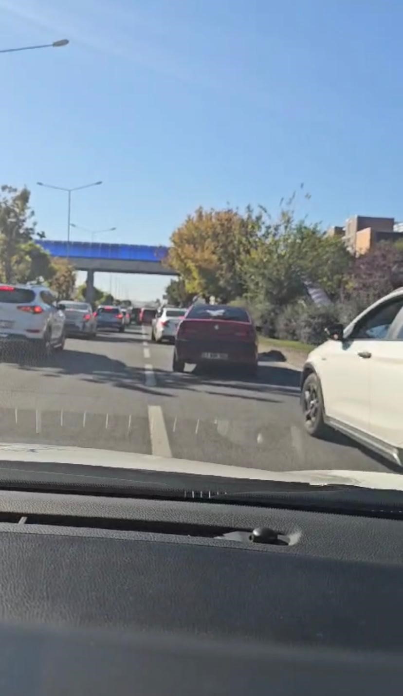 Kaza nedeniyle tıkanan yol, polis ekiplerine ’fermuar yöntemi’ ile açıldı
