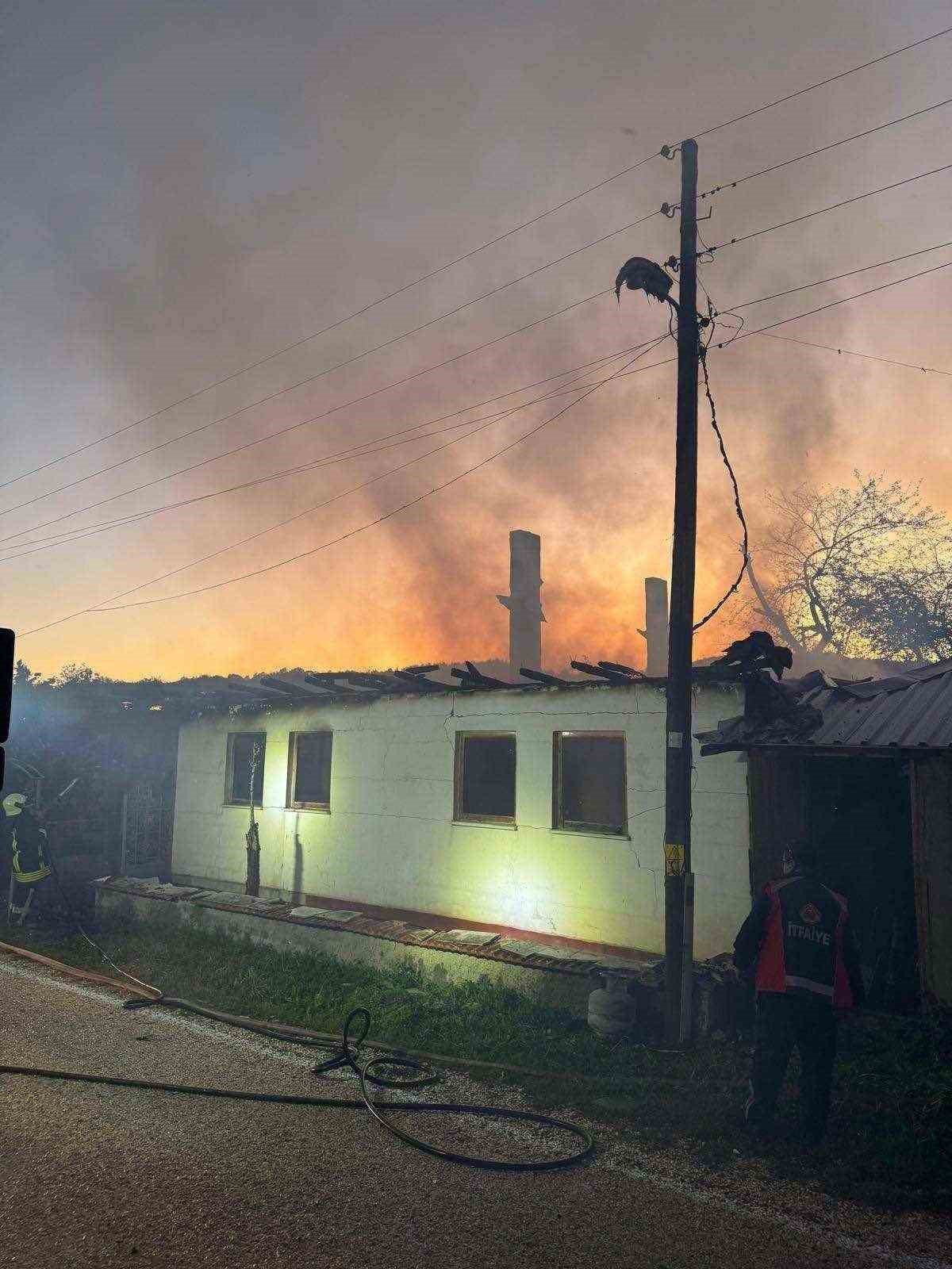 Ş&ouml;mineden sı&ccedil;rayan ateş tek katlı evi k&uuml;le &ccedil;evirdi
