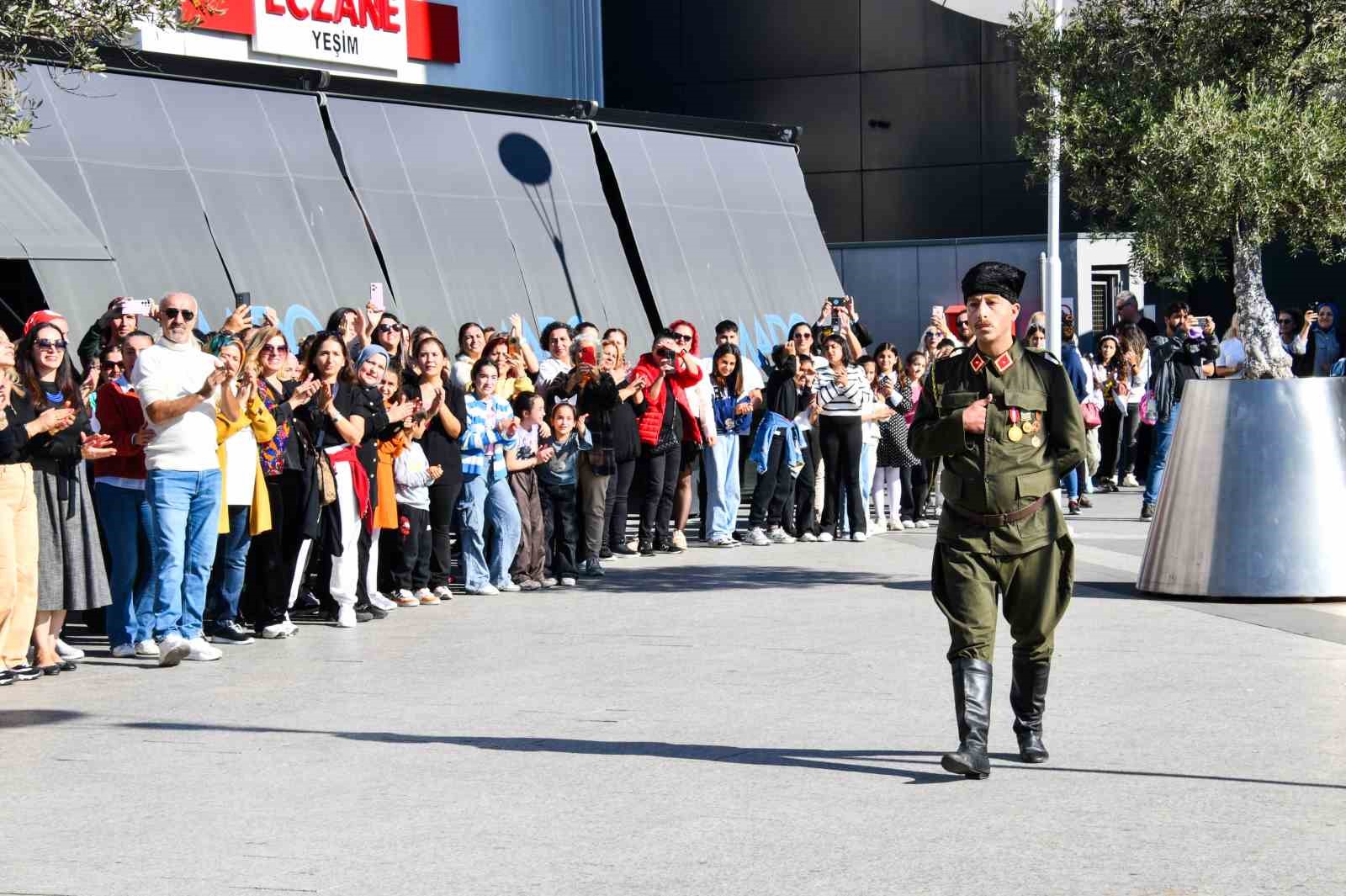 Esenyurt’ta 400 kişi Cumhuriyet’in 101. yılını zeybek oynayarak kutladı