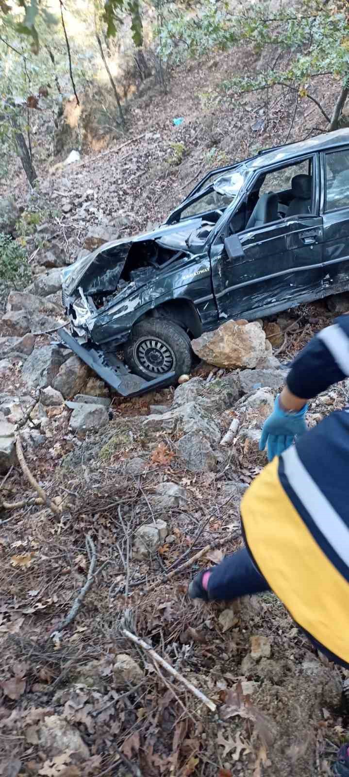 Şarampole yuvarlanan aracın sürücüsü itfaiye tarafından kurtarıldı
