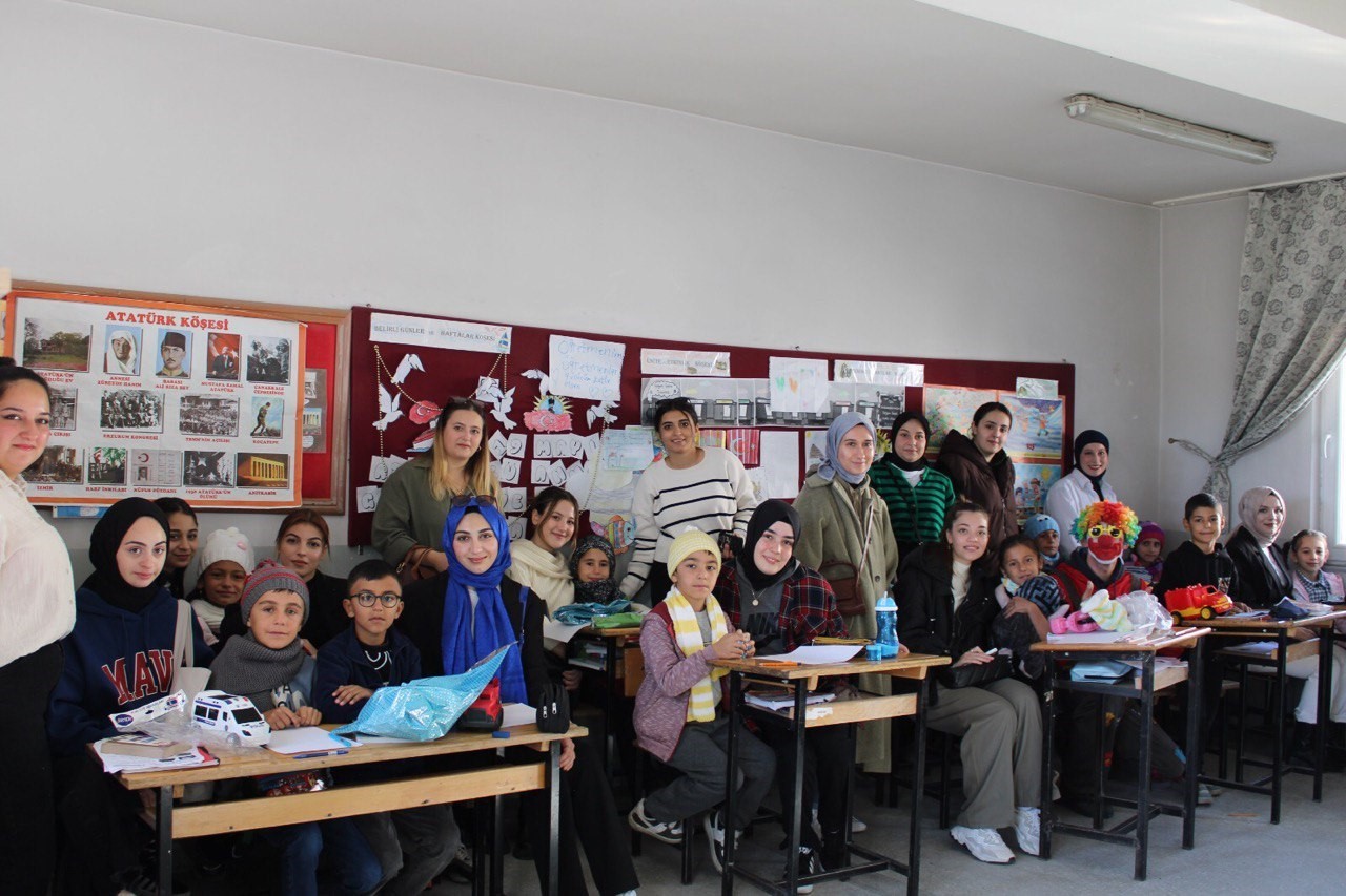 Üniversite öğrencileri çocukları sevindirdi