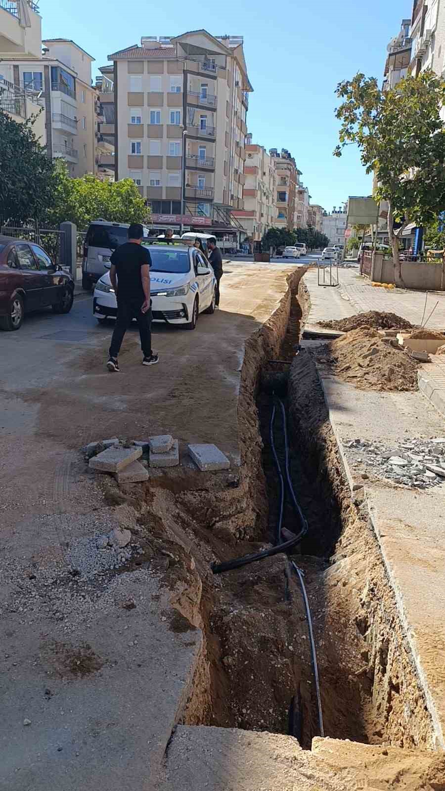 Otomobil kazılan çukura düştü
