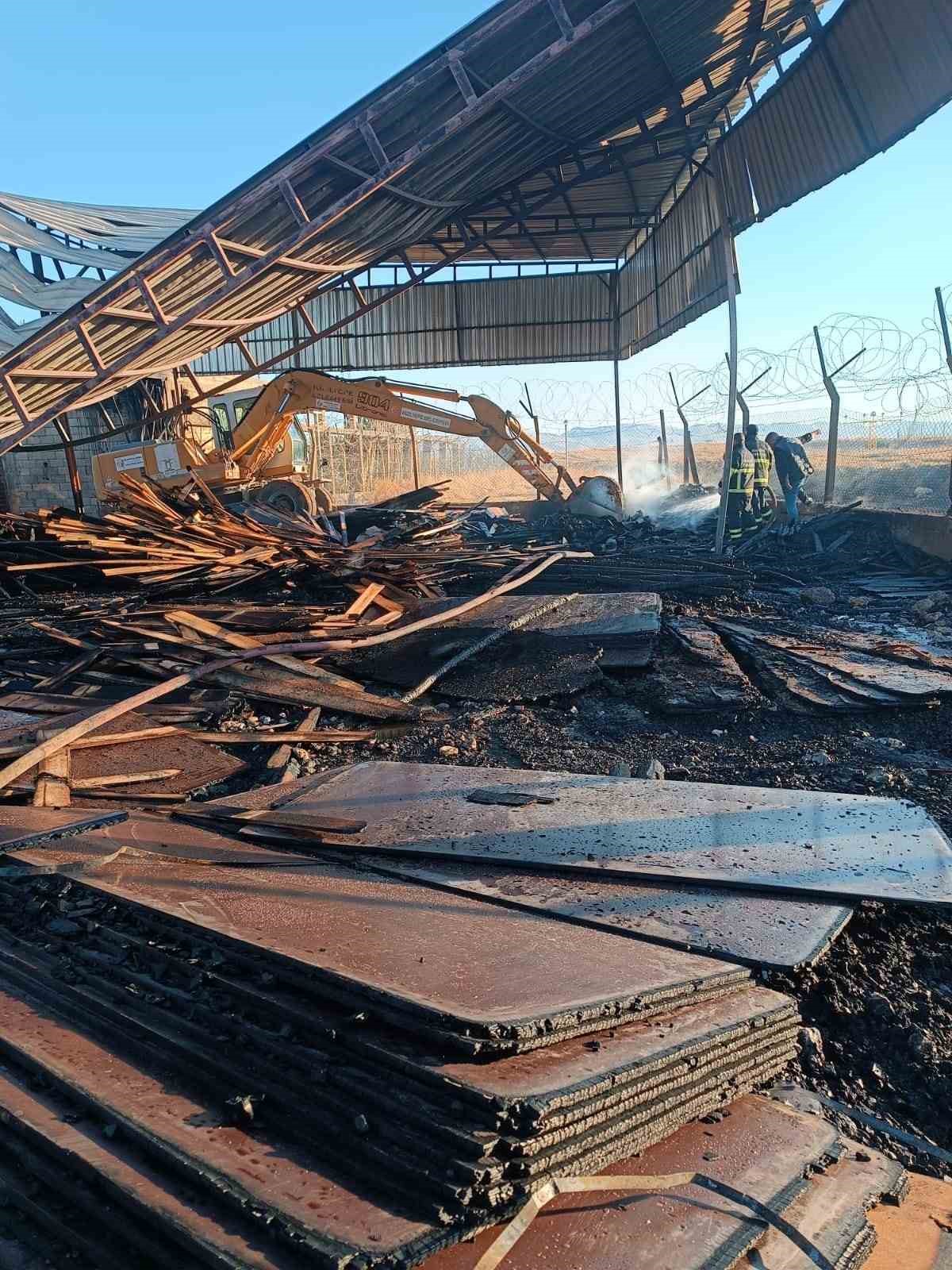 Mardin’de Direkhanede çıkan yangın TOMA ve itfaiye ekipleri tarafından söndürüldü