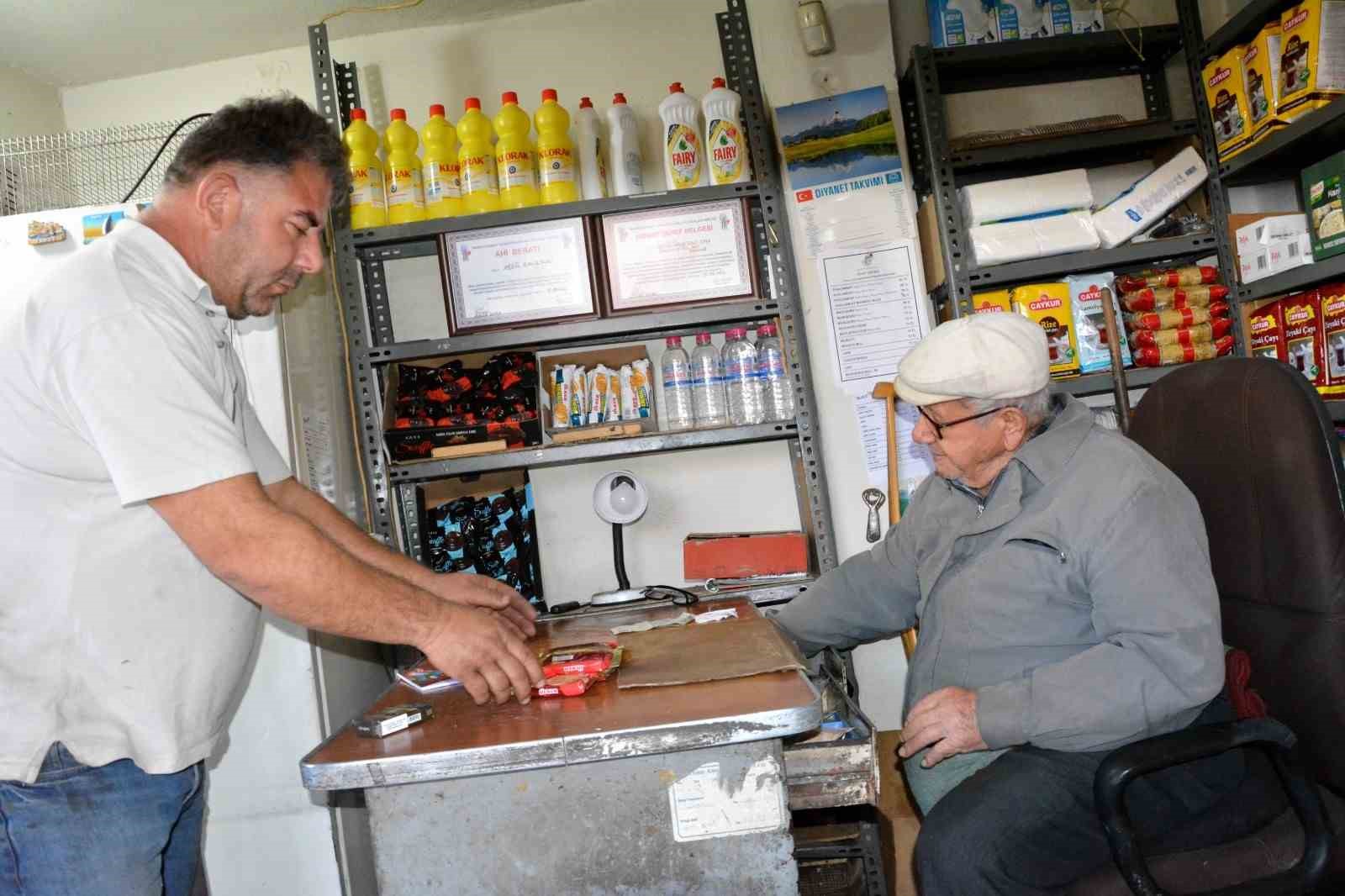 Manisa’da 82 yıllık esnaf çalışma azmiyle göz dolduruyor