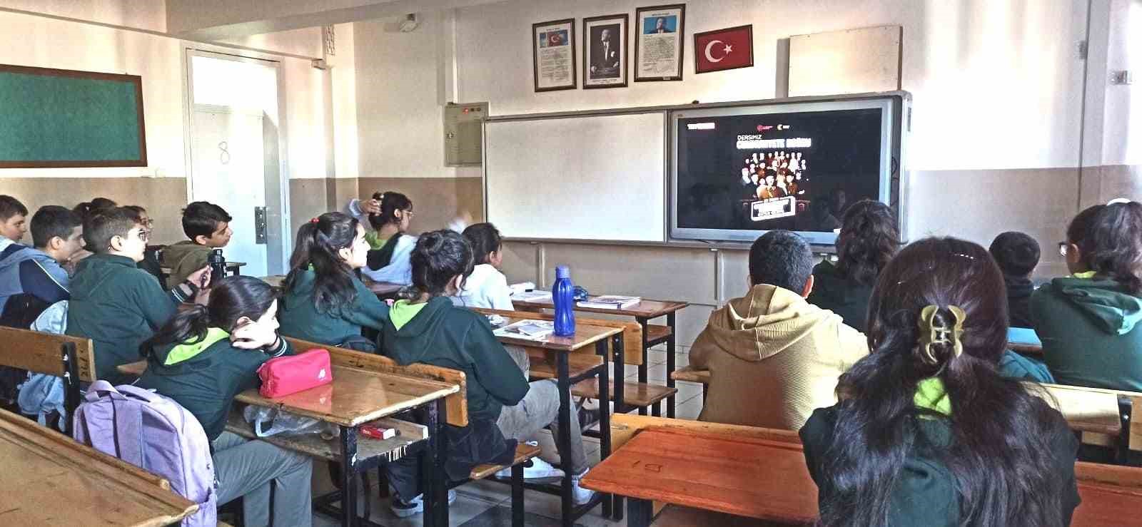 Malatya’da &quot;Dersimiz Cumhuriyete Doğru&quot; filmi öğrencilere gösterildi