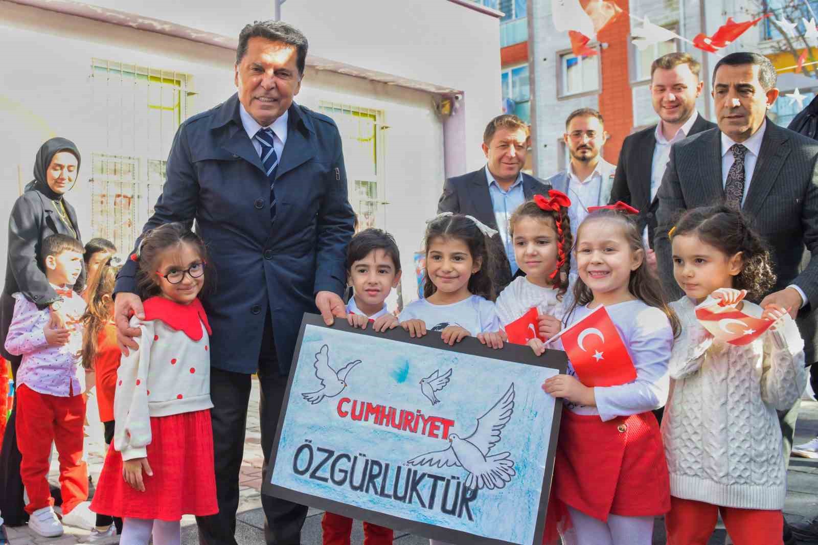 Esenyurt’ta minik eller Cumhuriyet’i çizdi
