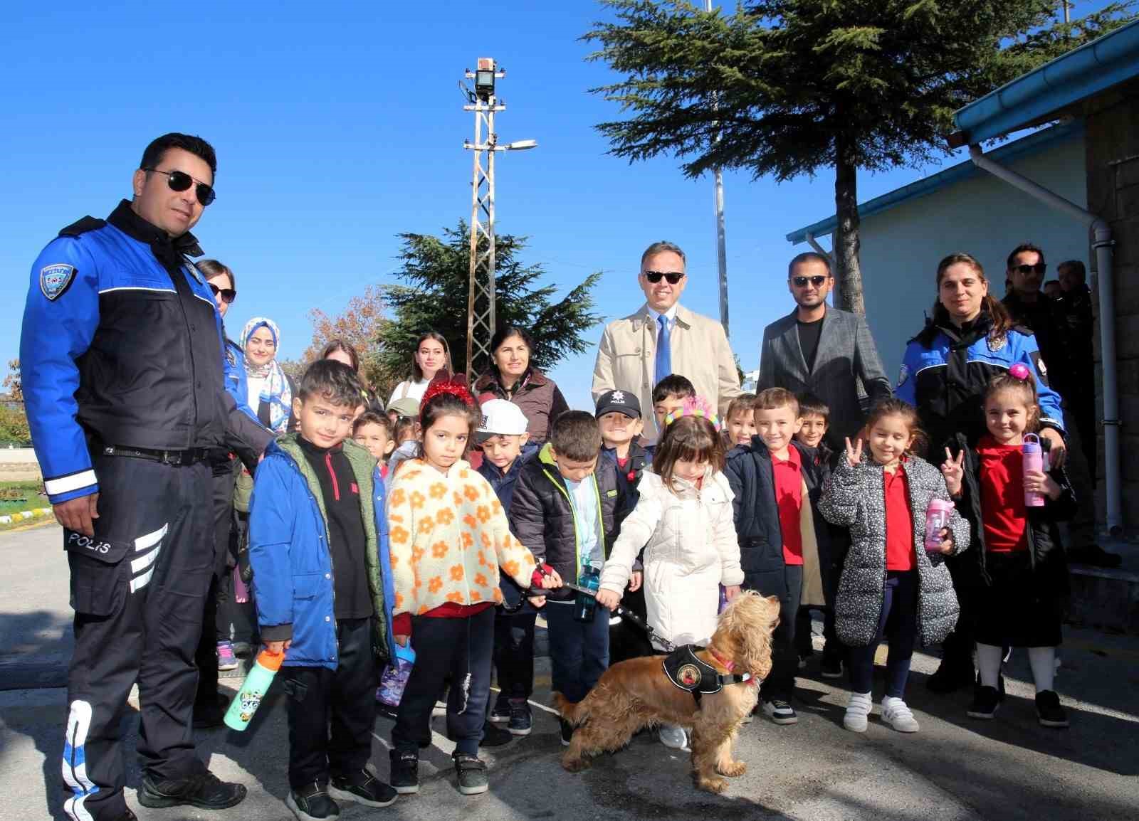 Polisler miniklere mesleklerini anlattı
