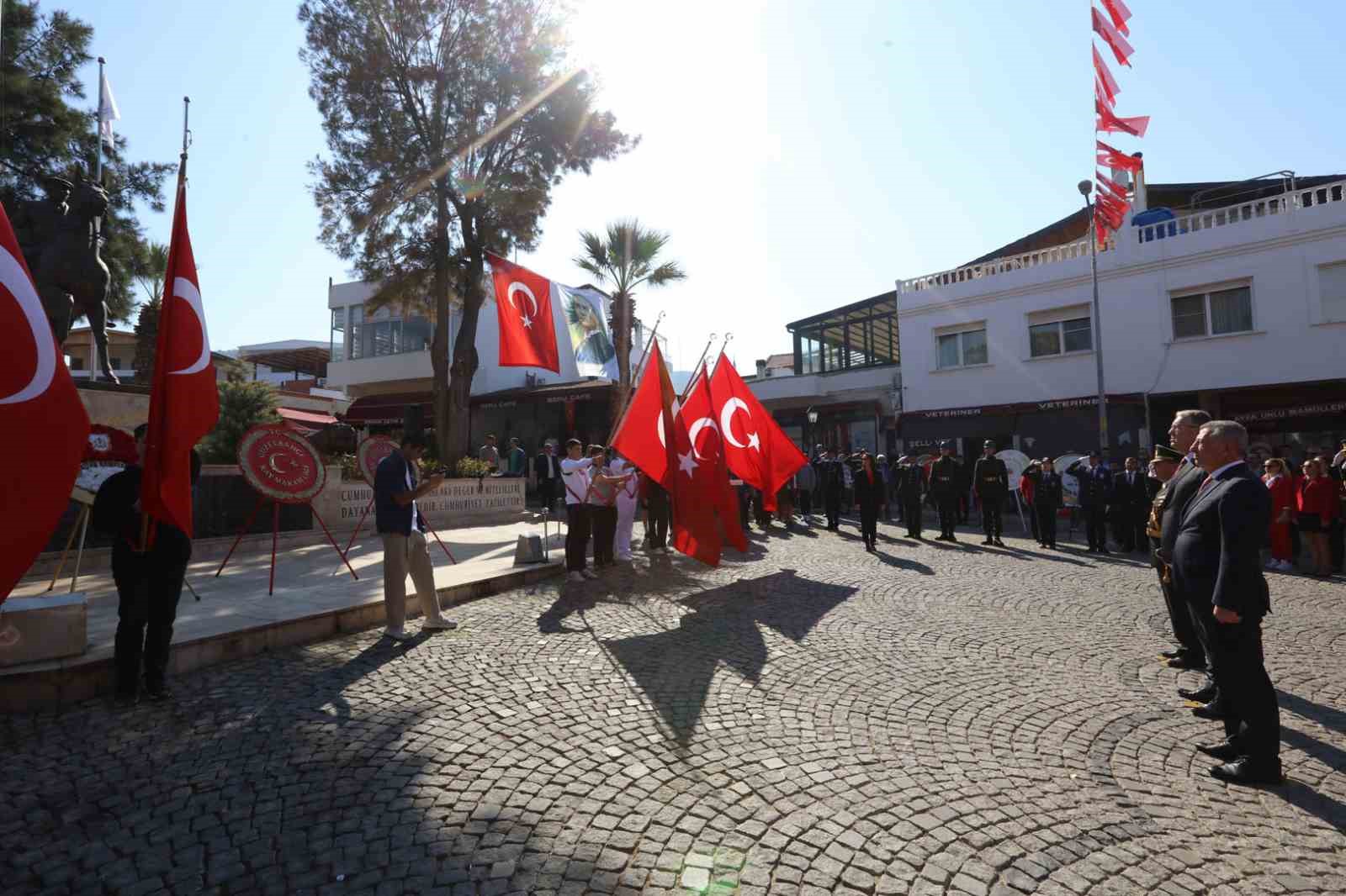 Güzelbahçe’de Ata’nın huzuruna çelenk sunuldu
