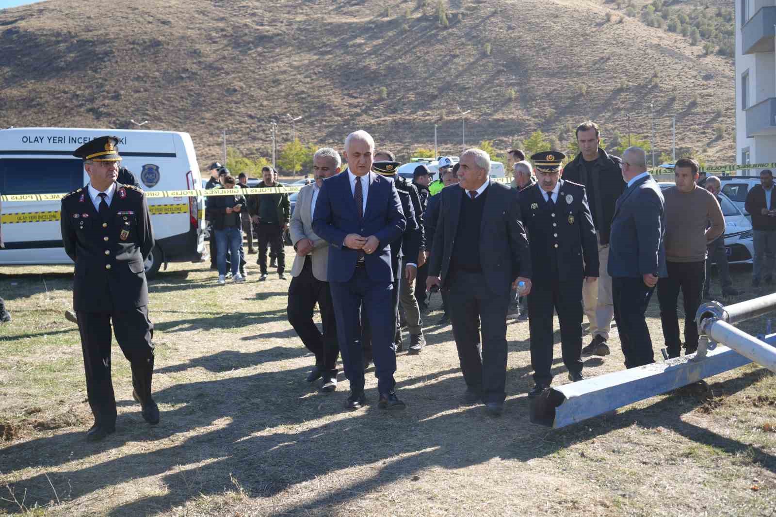 Muş Valisi Avni Çakır tren kazasının olduğu bölgeye gitti