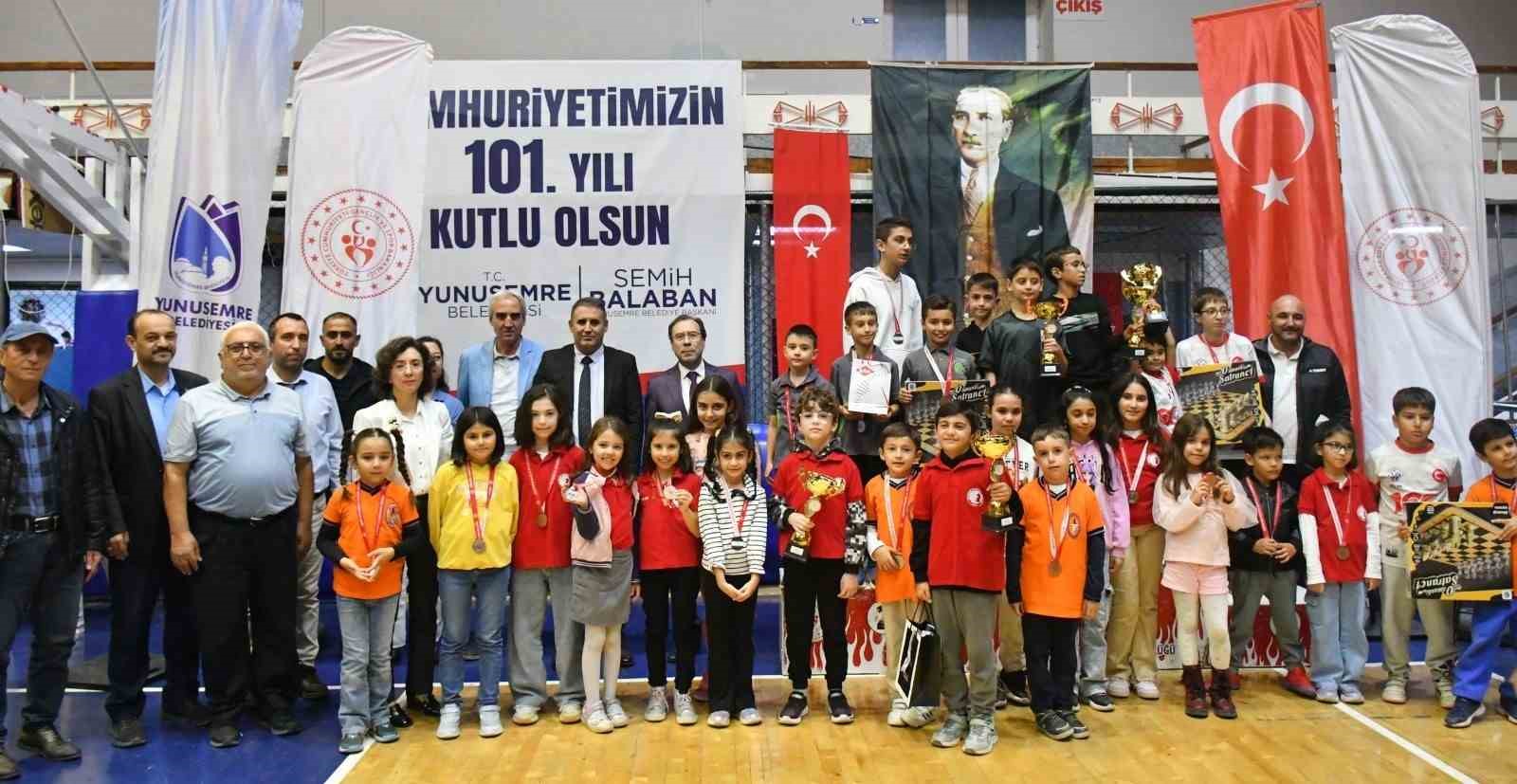 Manisa’da 29 Ekim Satranç Turnuvası’nda ödüller sahiplerini buldu