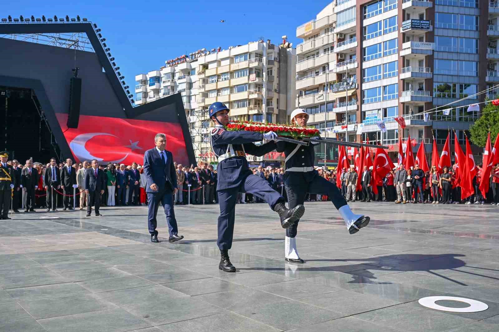 Cumhuriyet’in 101’inci yılı kutlamaları çelenk sunumuyla başladı
