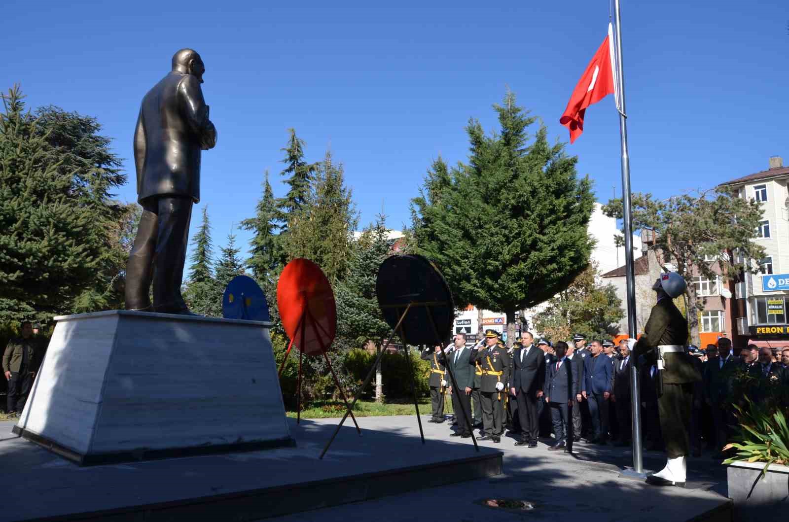 Tatvan’da çelenk sunma töreni düzenlendi
