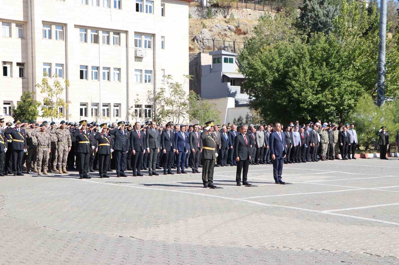 Şırnak’ta Cumhuriyet Bayramı kutlamaları çelenk töreniyle başladı