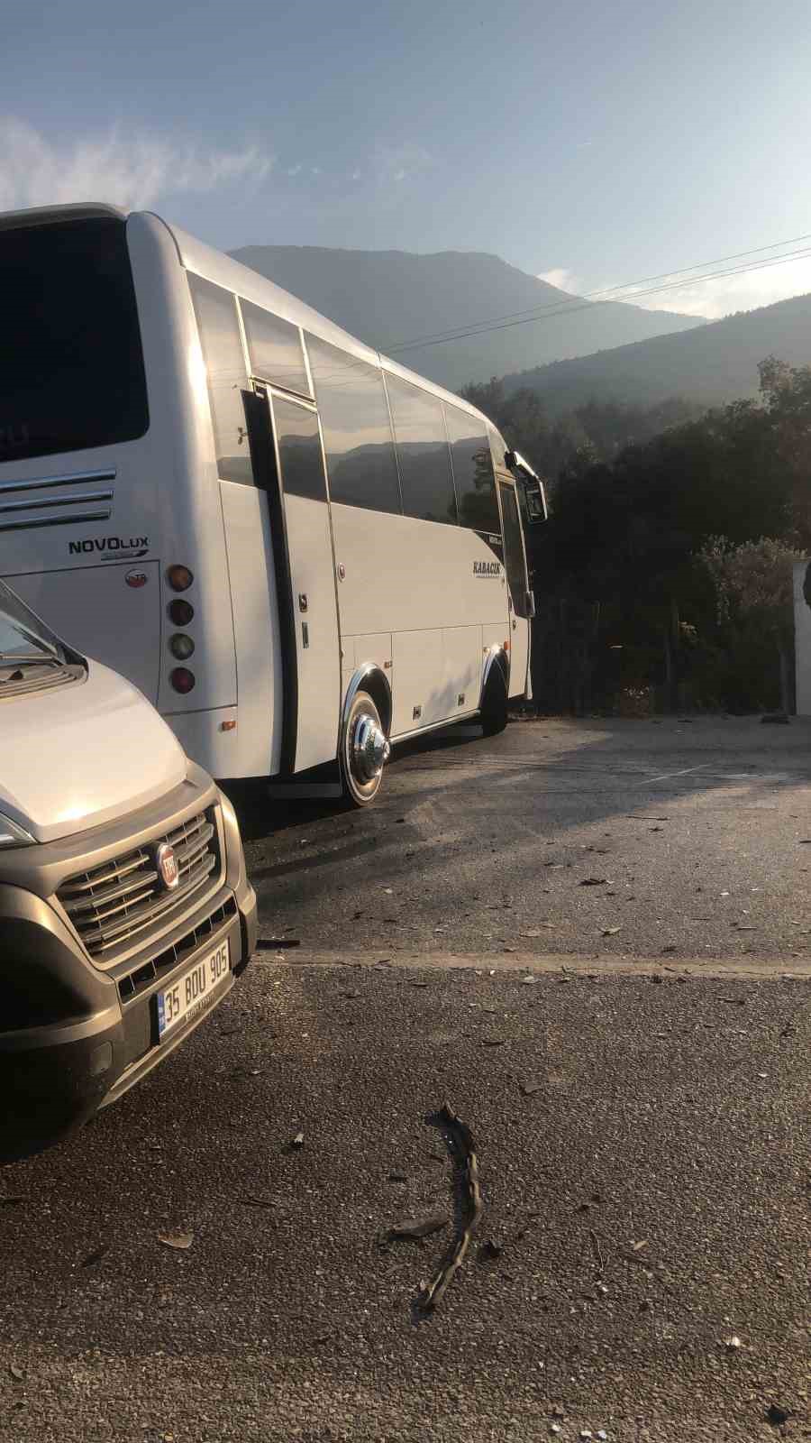 İzmir’de servis minibüsüyle otomobil kafa kafaya çarpıştı: 1 yaralı
