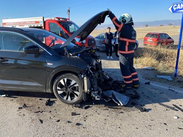 Çankırı’da iki otomobil çarpıştı: 9 yaralı
