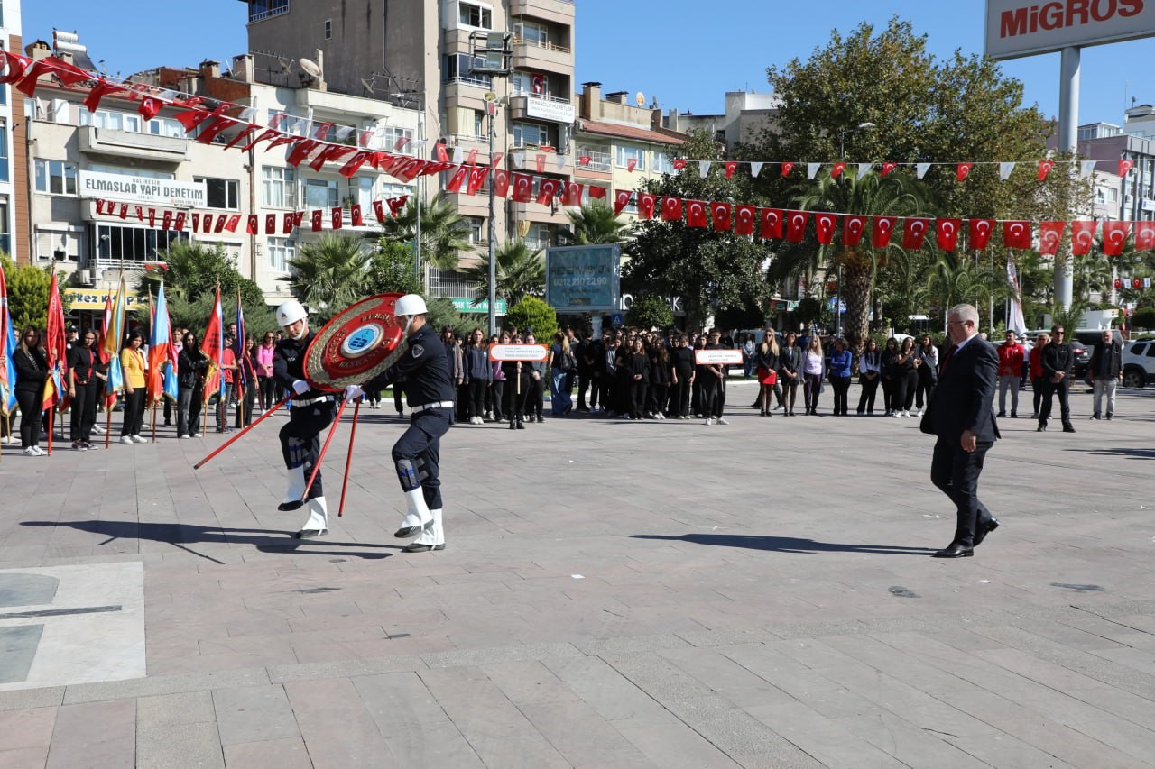 Edremit’te Cumhuriyet’in 101. yılı kutlamaları coşkuyla başladı