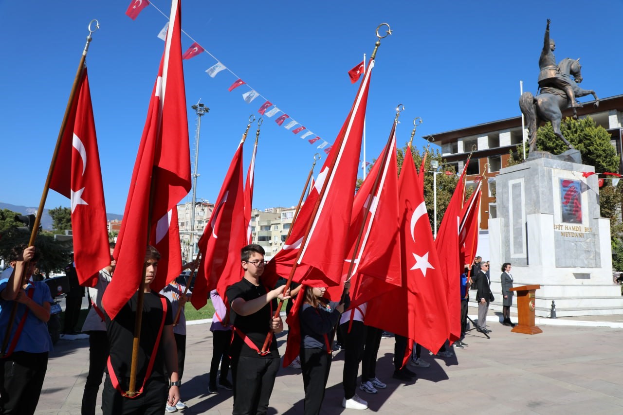 Edremit’te Cumhuriyet’in 101. yılı kutlamaları coşkuyla başladı
