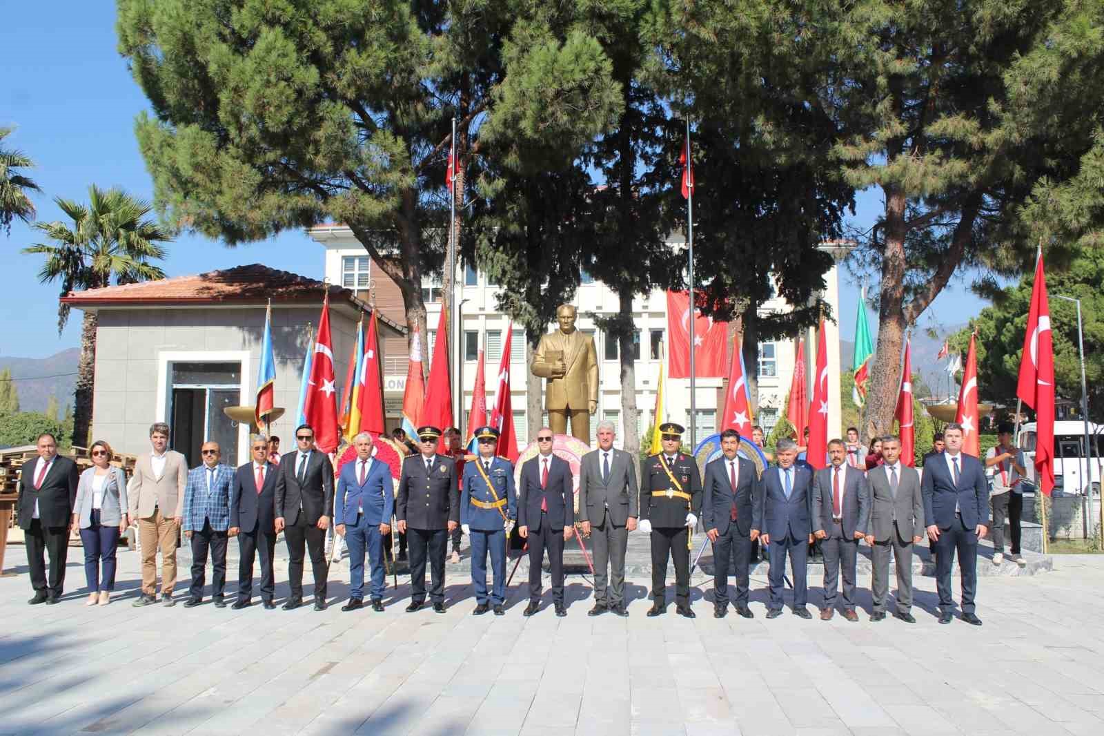 Köyceğiz’de cumhuriyetin 101. yılı kutlamaları çelenk töreniyle başladı
