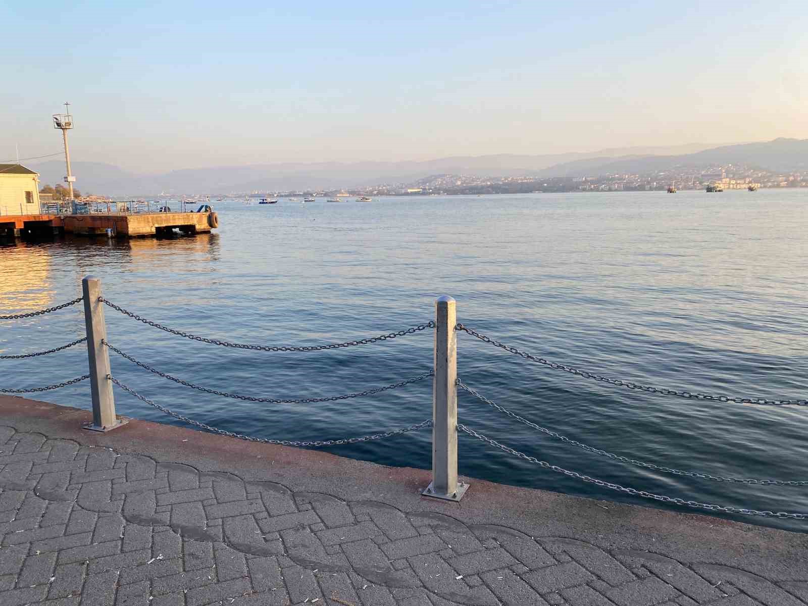 Bağırarak denize atlayan kız çocuğunu vatandaşlar kurtardı
