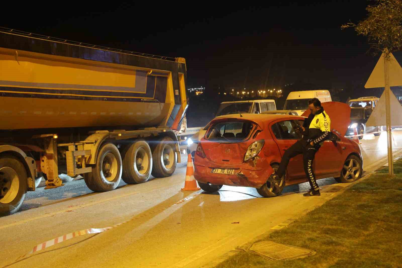 Aydınlatma direğine çarpan otomobilin sürücüsü yaralandı
