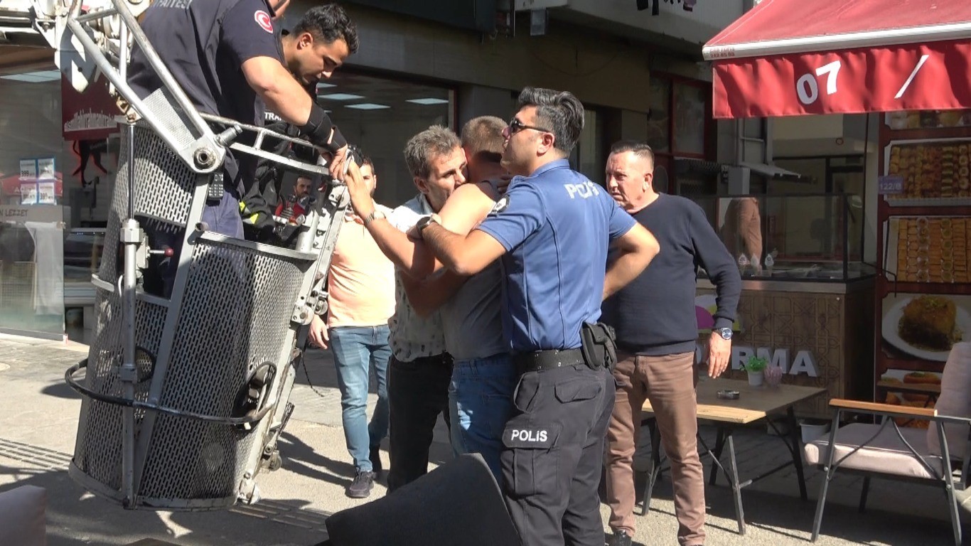 Antalya&rsquo;da pencereden sarkan gen&ccedil;, ekiplere ecel teri d&ouml;kt&uuml;rd&uuml;
