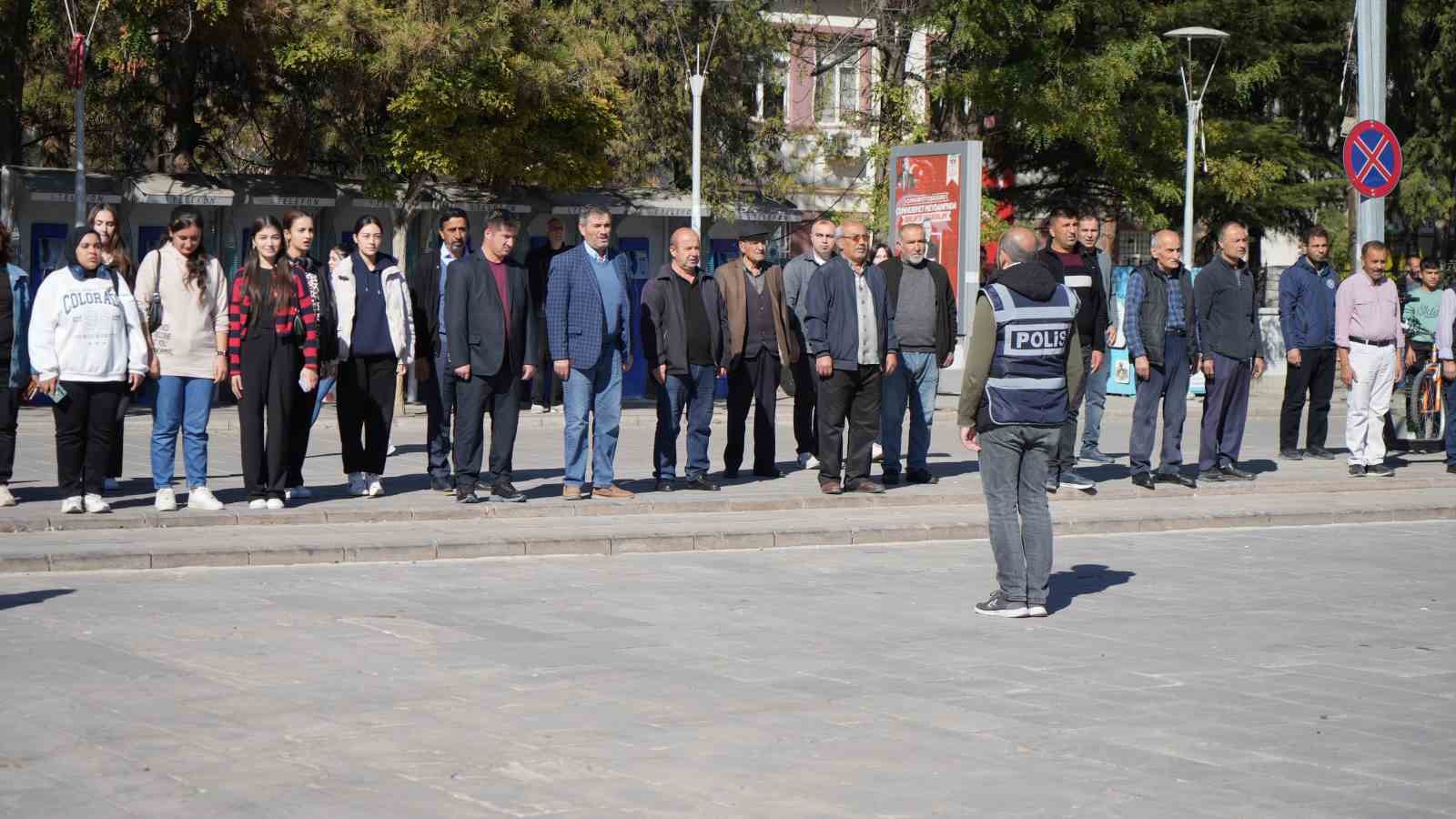 Kırıkkale&rsquo;de Cumhuriyet Bayramı t&ouml;reninde &ccedil;elenkler sunuldu
