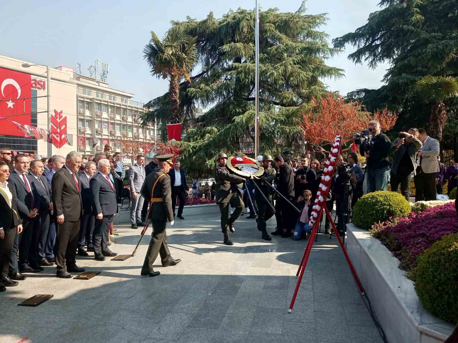 Bursa’da cumhuriyetin 101. yılı çelenk töreniyle kutlandı
