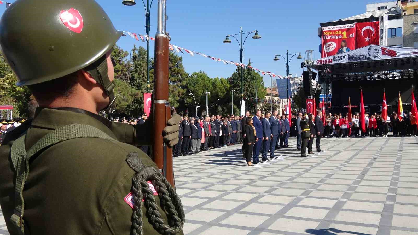 Cumhuriyeti&rsquo;n kuruluşunun 101.&rsquo;inci yılı Burdur&rsquo;da &ccedil;elenk sunma t&ouml;reni ile başladı
