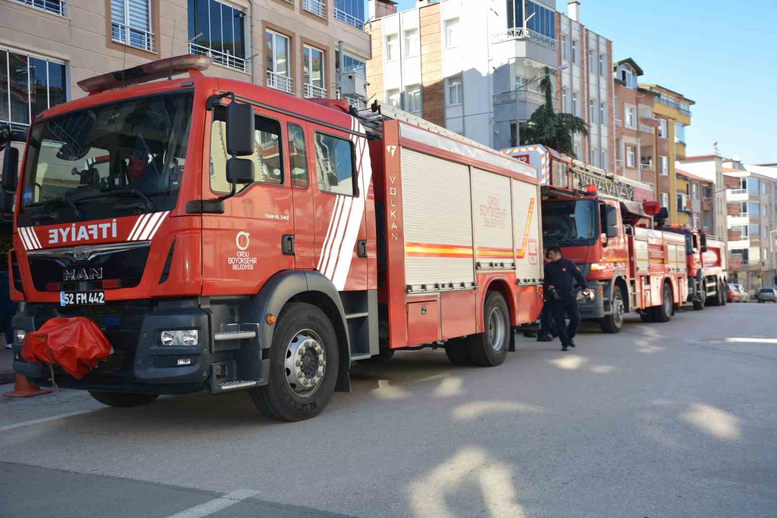 Asansör boşluğuna atılan sigara izmariti yangına yol açtı
