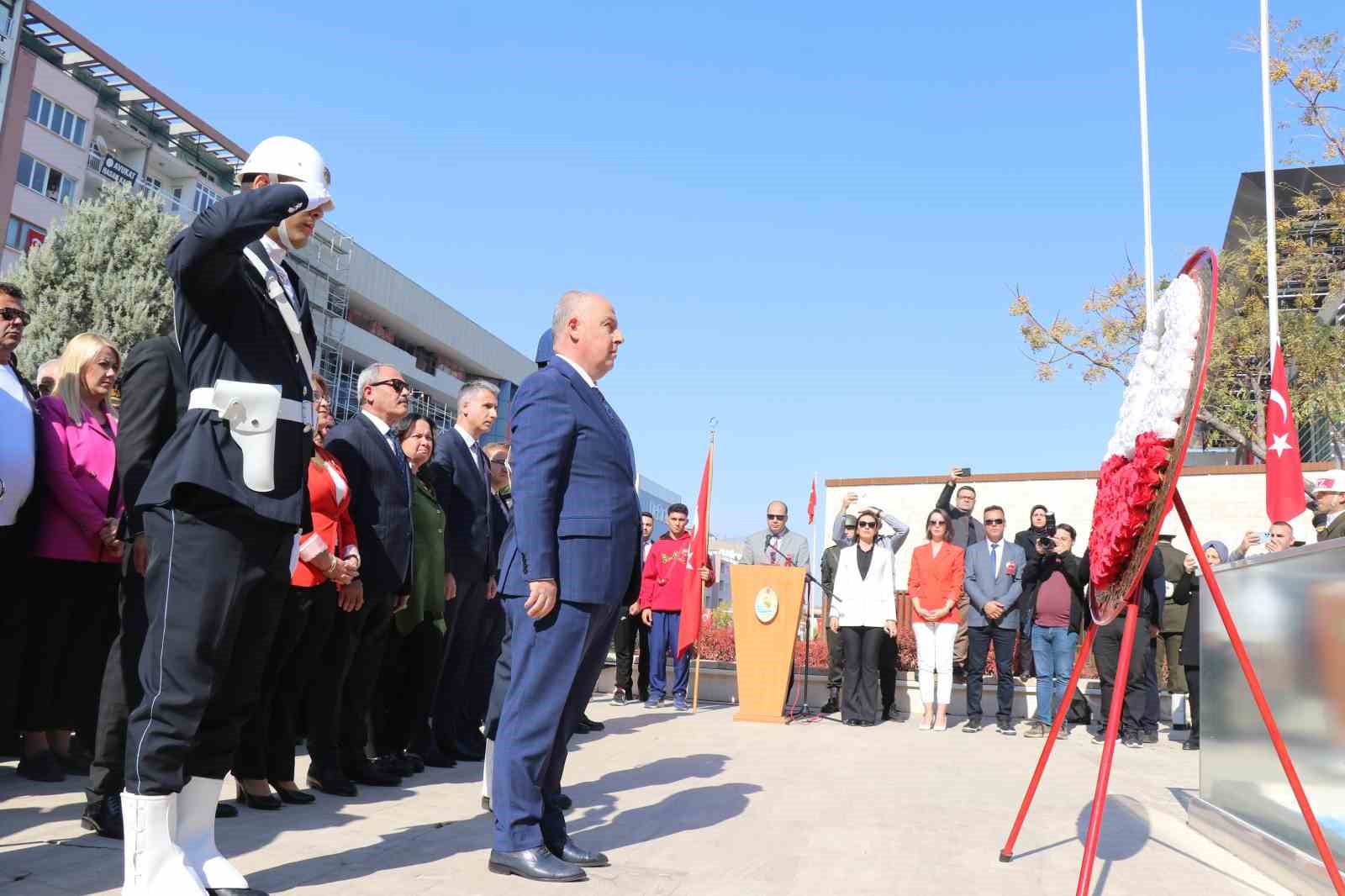 Denizli’de Cumhuriyet Bayramı kutlamaları çelenk töreniyle başladı