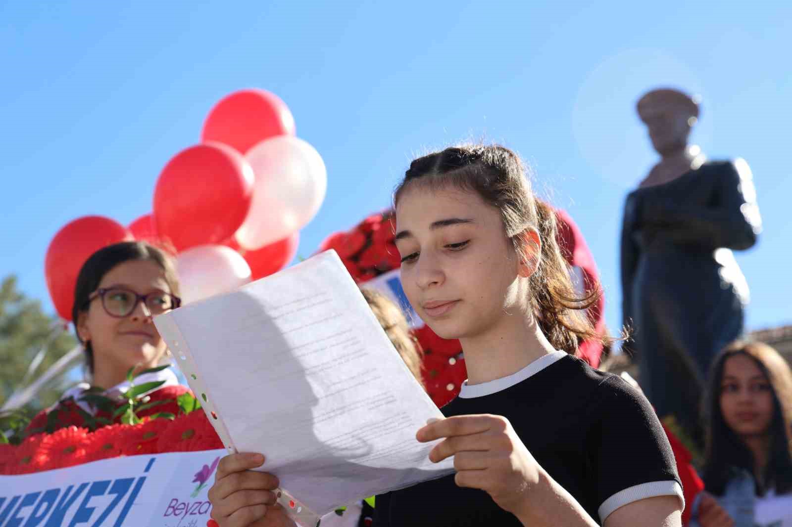 Elazığ’da öğrencilerden anlamlı Cumhuriyet Bayramı kutlaması