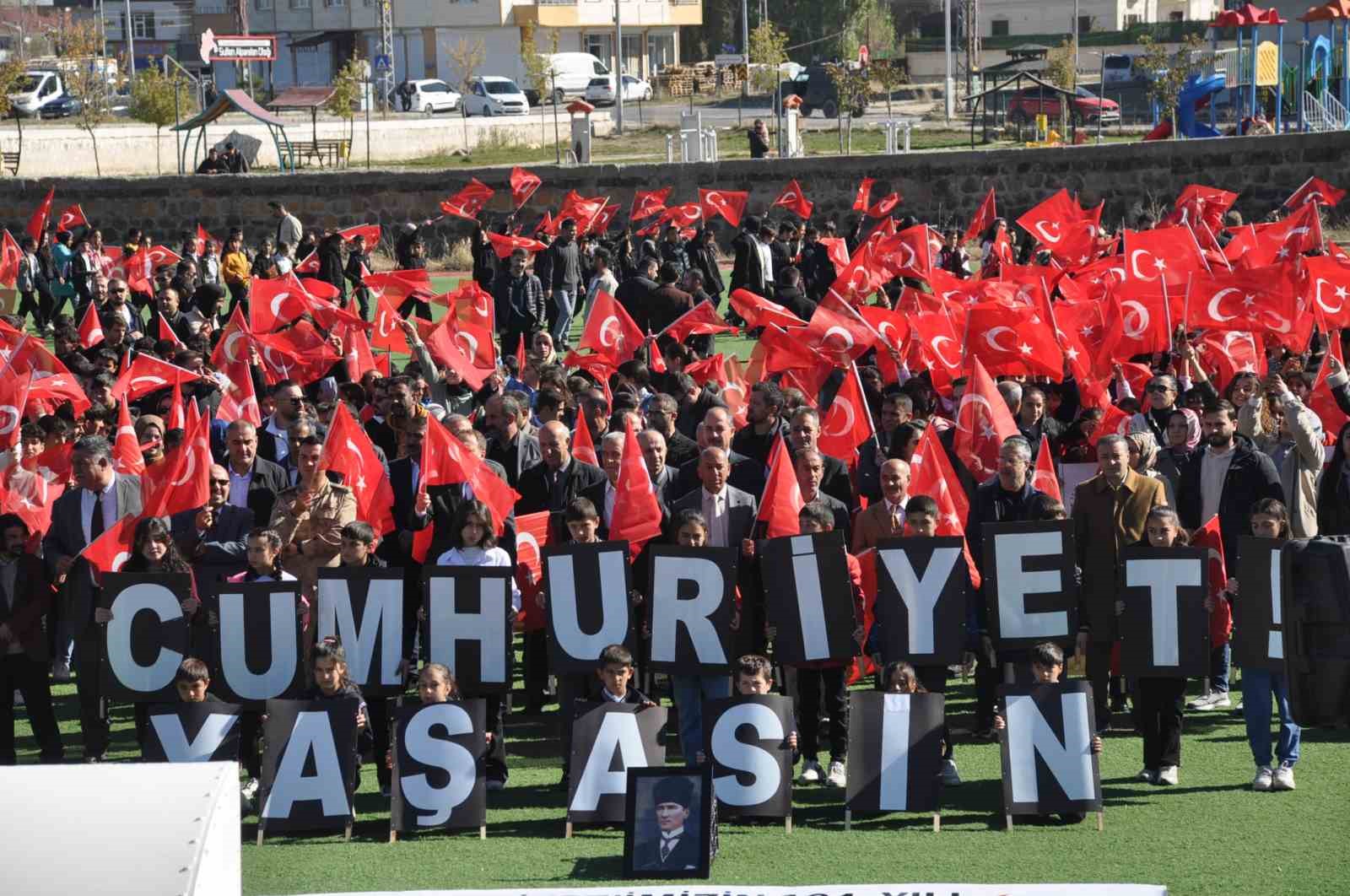 Muş’un Bulanık ilçesinde 200 metre uzunluğundaki Türk bayrağı ile ‘Cumhuriyet yürüyüşü’ yapıldı
