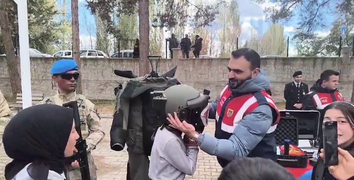 Jandarmadan &ouml;ğrencilere teorik ve pratik bilgilendirme
