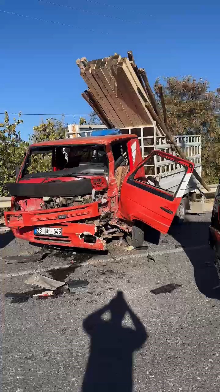 Elazığ’da minibüs ile pikap çarpıştı: 1 yaralı
