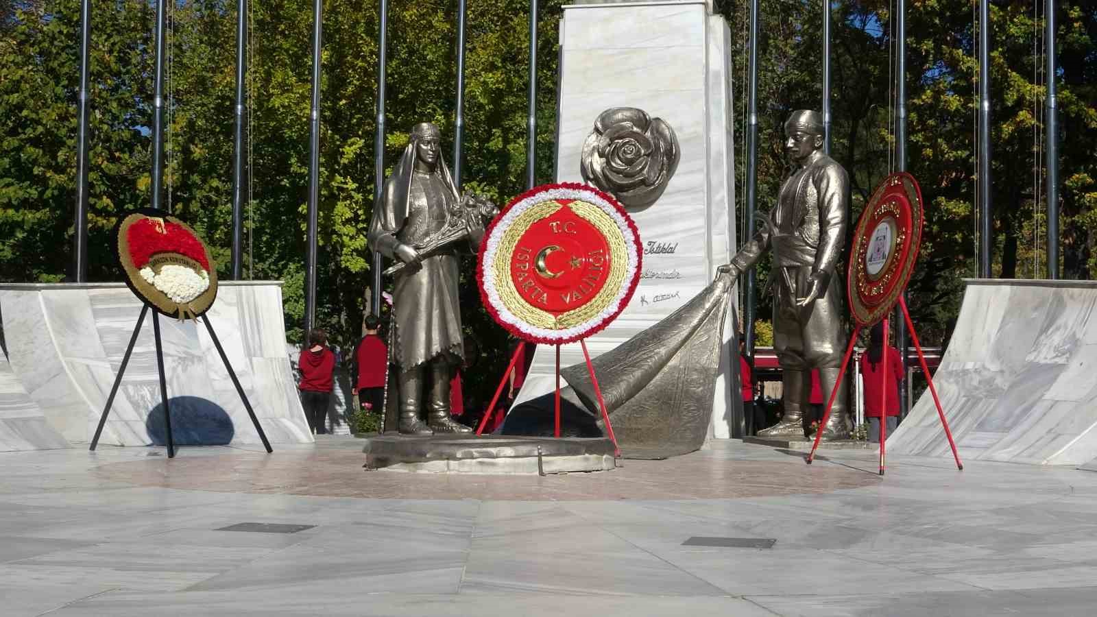 Isparta’da Cumhuriyet Bayramı kutlamaları çelenk töreniyle başladı
