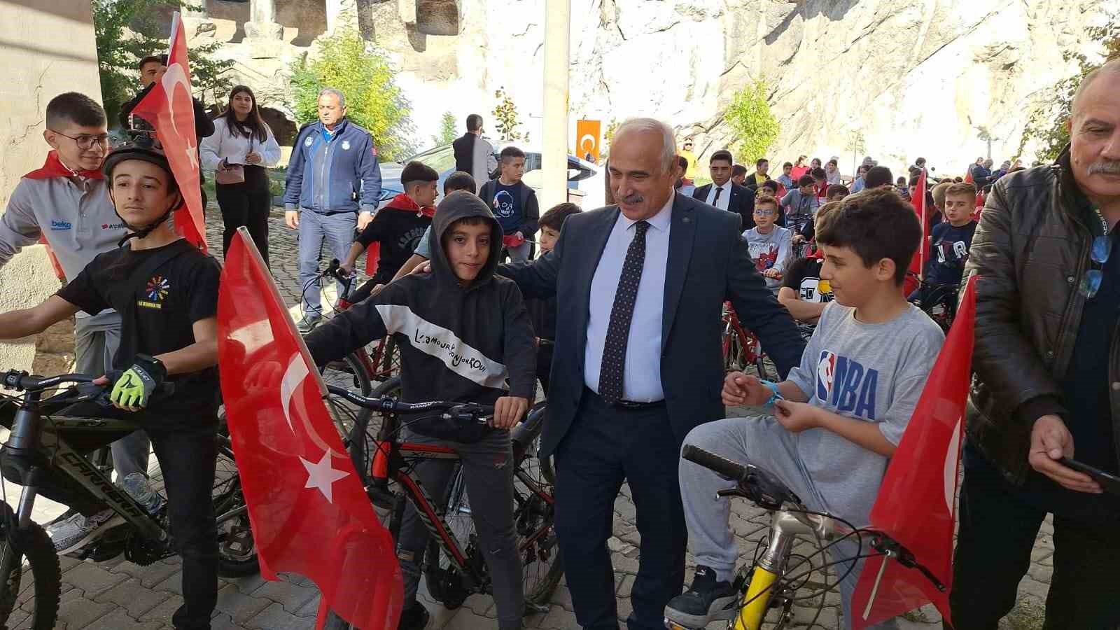 Pedallar, &ldquo;Cumhuriyet&rdquo; i&ccedil;in &ccedil;evrildi
