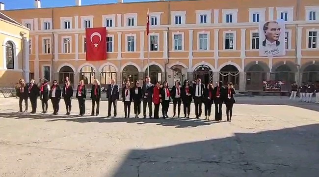 Edirne’de öğretmenler zeybek oynadı, öğrenciler izledi
