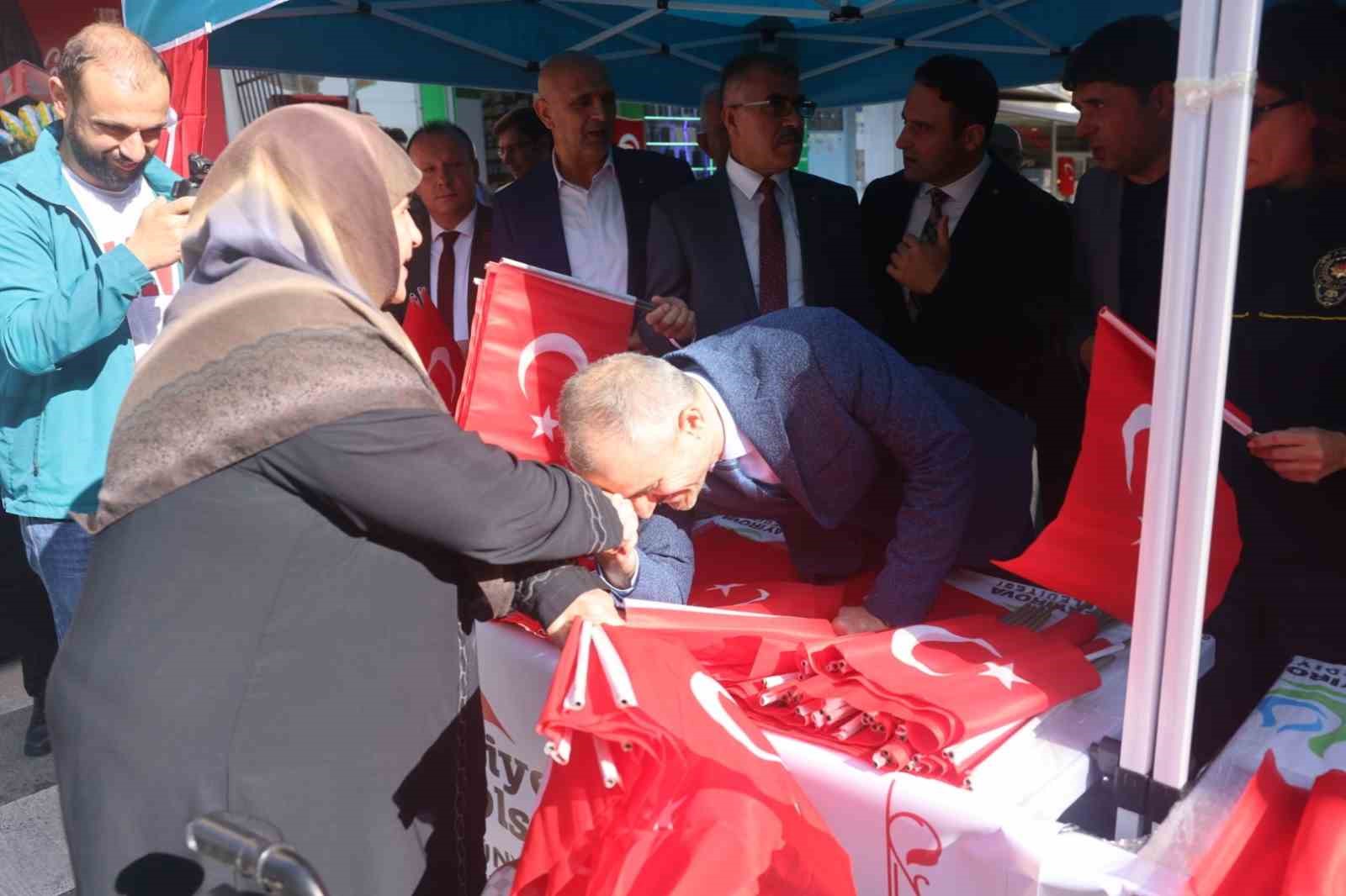 Vatandaşlara Türk bayrağı dağıtıldı
