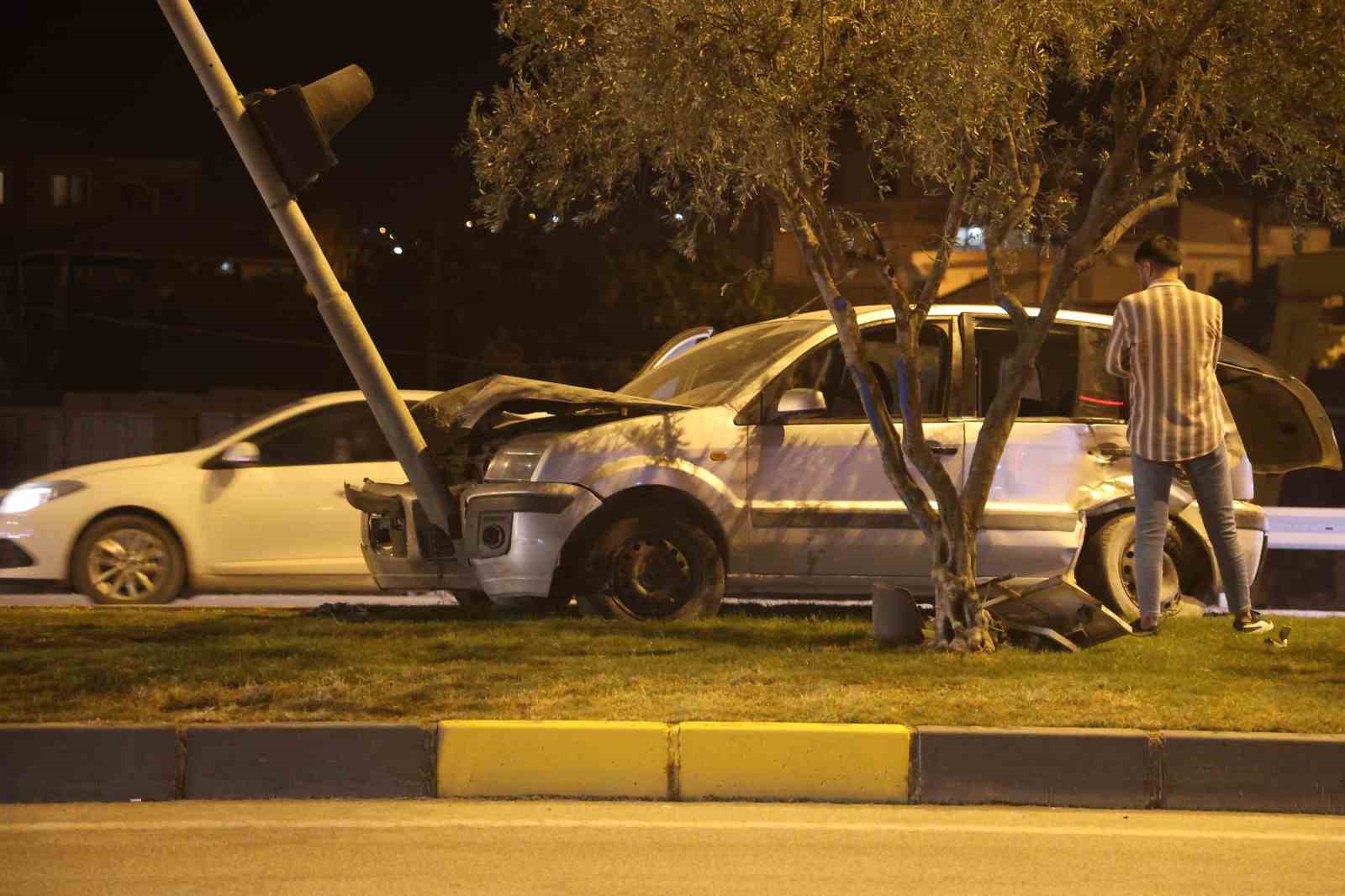 Aydınlatma direğine çarpan otomobilin sürücüsü yaralandı