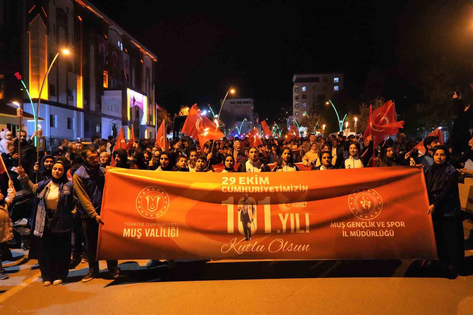 Muş’ta Cumhuriyet Bayramı &quot;fener alayı&quot; yürüyüşü ile kutlandı