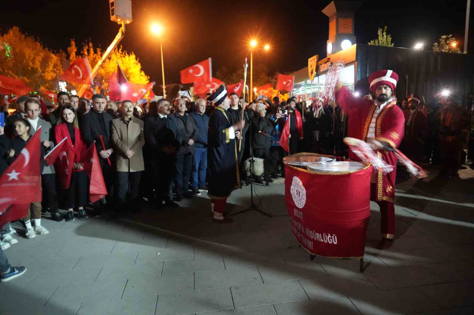 Muş’ta Cumhuriyet Bayramı "fener alayı" yürüyüşü ile kutlandı
