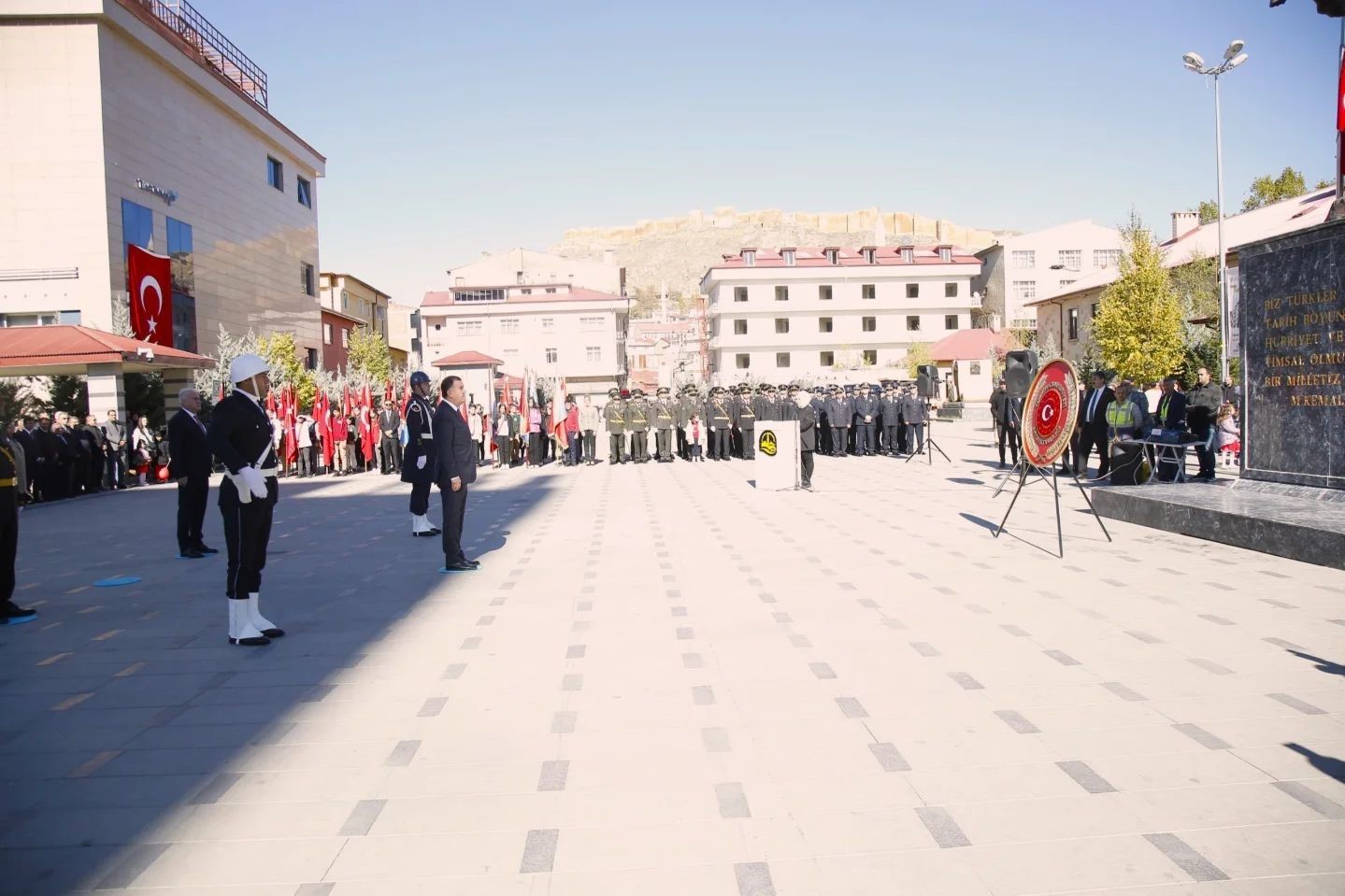 Bayburt’ta 29 Ekim kutlamaları çelenk sunumuyla başladı
