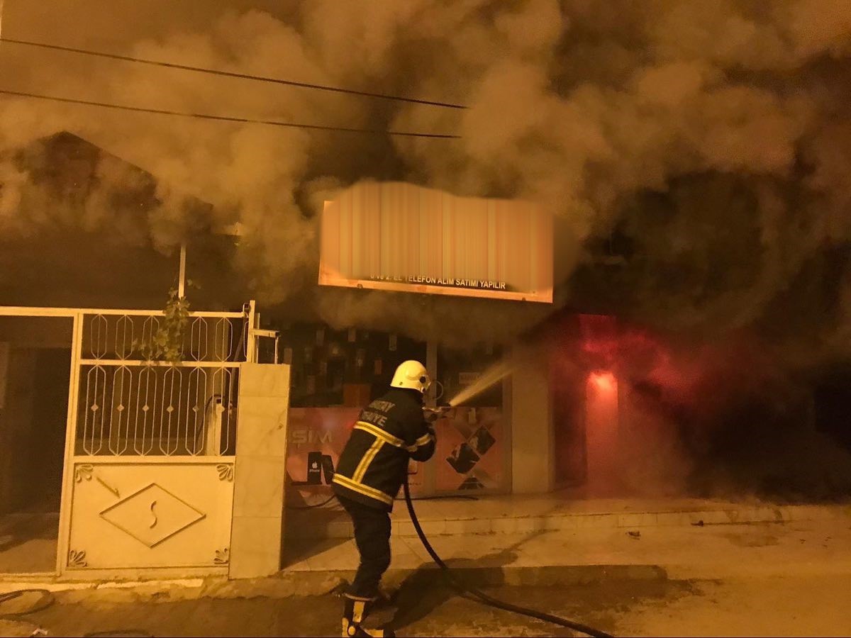 Motosikletle gelen beceriksiz kundakçılar, 3. denemede iş yerini ateşe verdi
