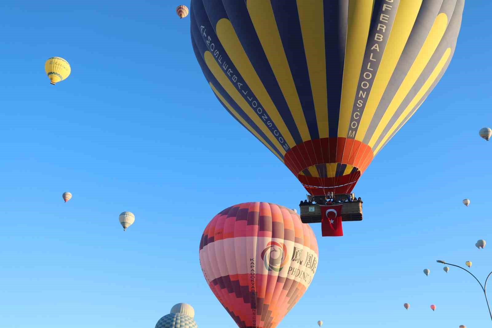 Sıcak hava balonları Türk Bayrakları ile havalandı