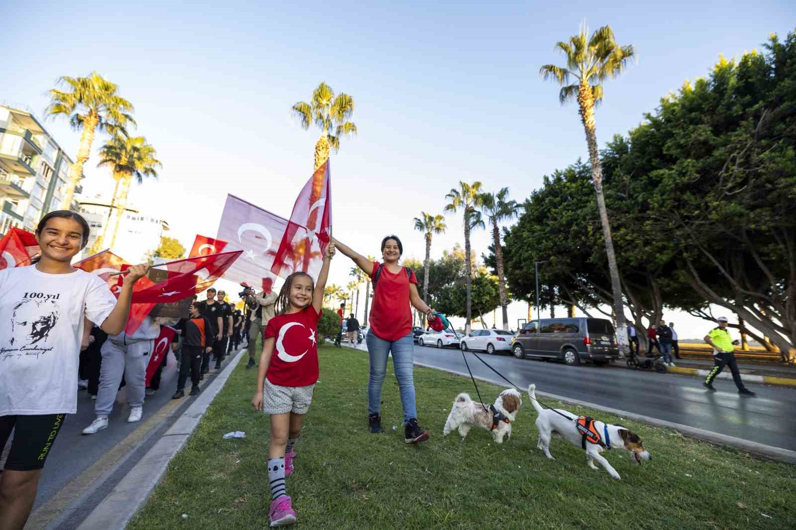 Mersin’de 101 metre uzunluğunda Türk bayrağıyla yürüyüş yapıldı
