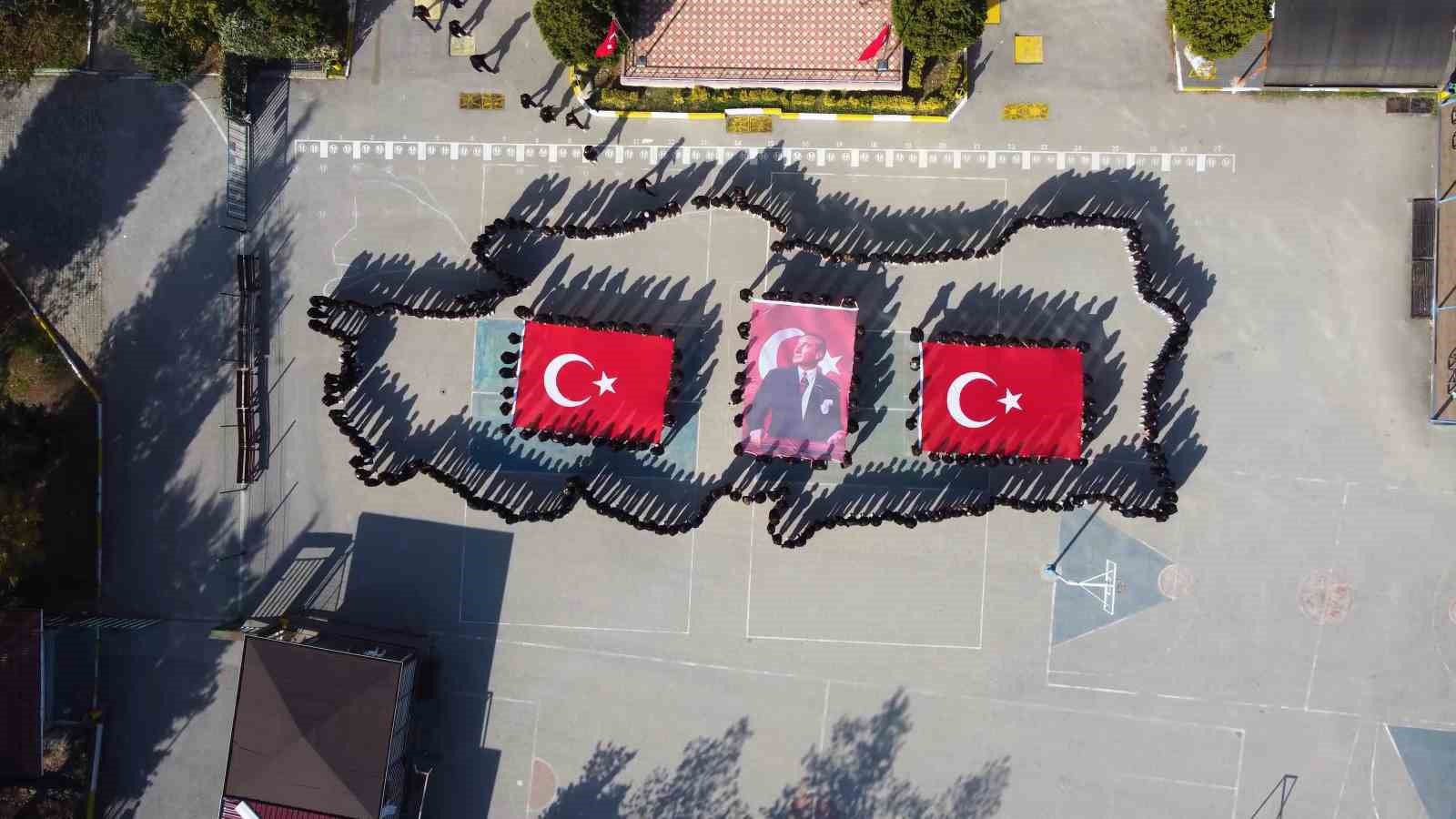 Yüzlerce öğrenci Cumhuriyet Bayramı için Türkiye haritası oluşturdu
