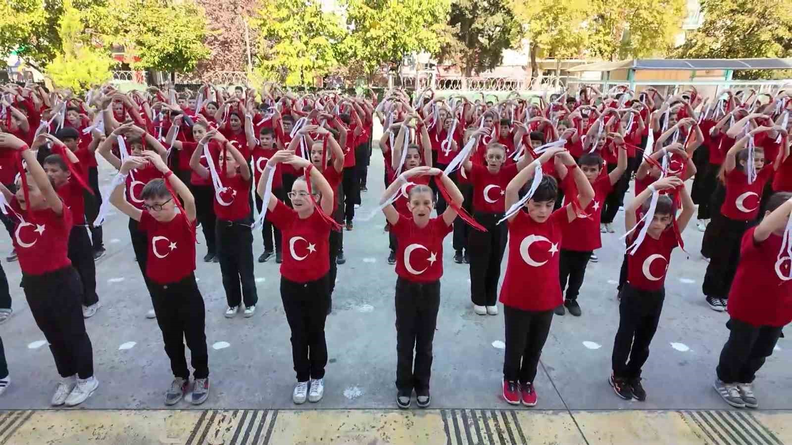 480 öğrenciden Cumhuriyet’in 101. yılına özel koreografi
