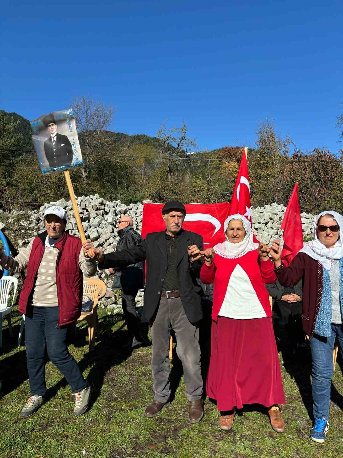 Artvin’de köy okulu kapanınca Cumhuriyet Bayramı’nı yaşlılar kutladı
