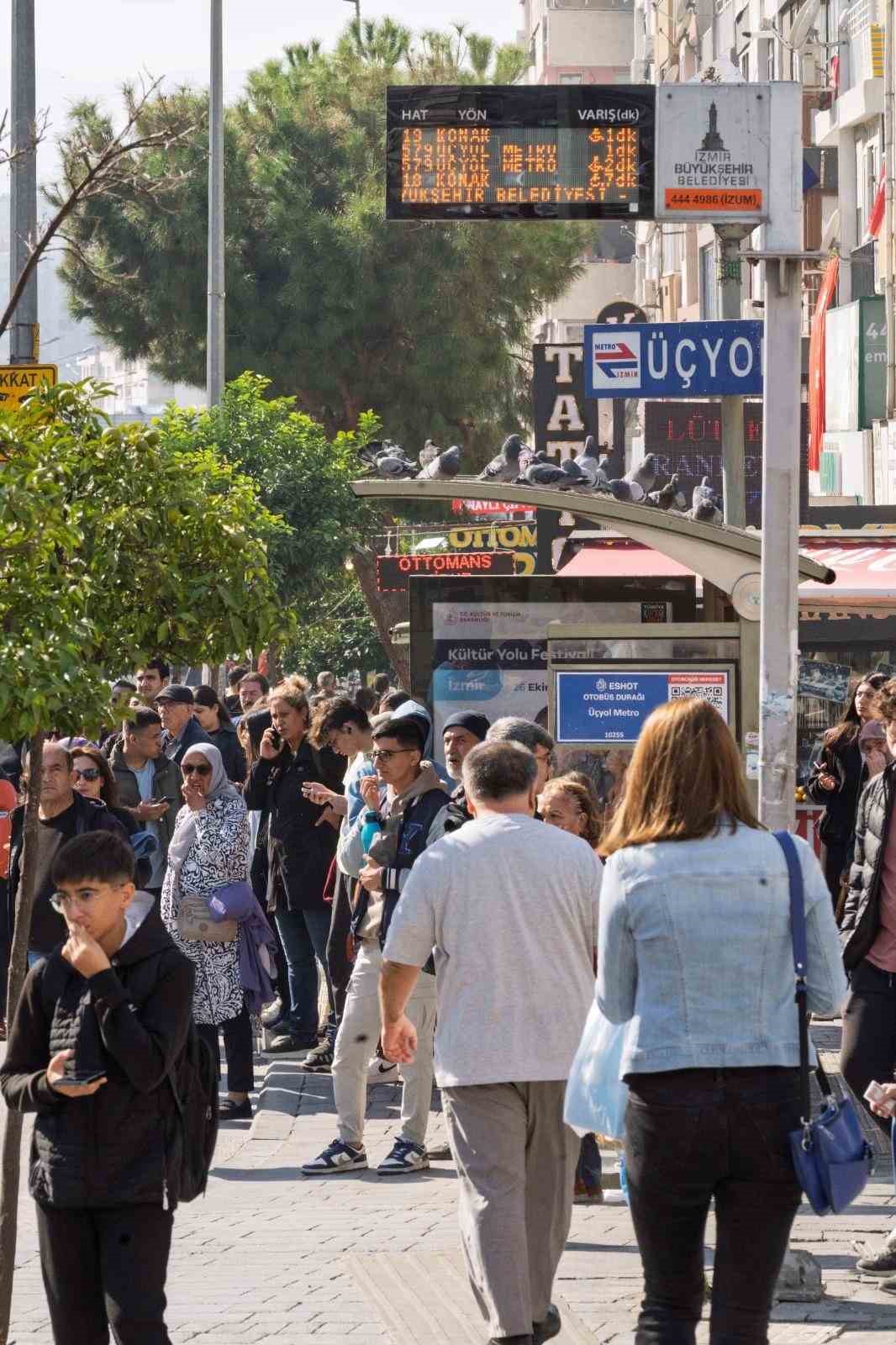 Akıllı duraklar, Büyükşehir’in kendi yazılımıyla devrede
