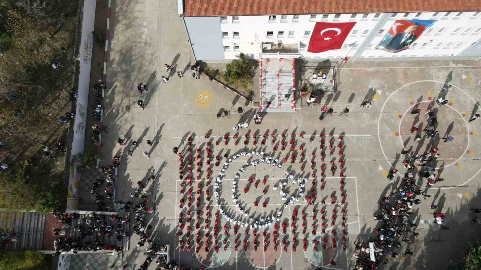 Bandırma’da öğrenciler &quot;Ay Yıldız &quot; kareografisi oluşturdu